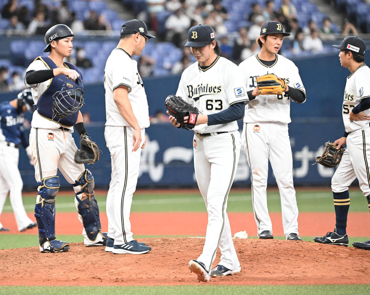 オリックス対西武　9回、集中打を浴び降板するオリックス山崎颯（撮影・和賀正仁）