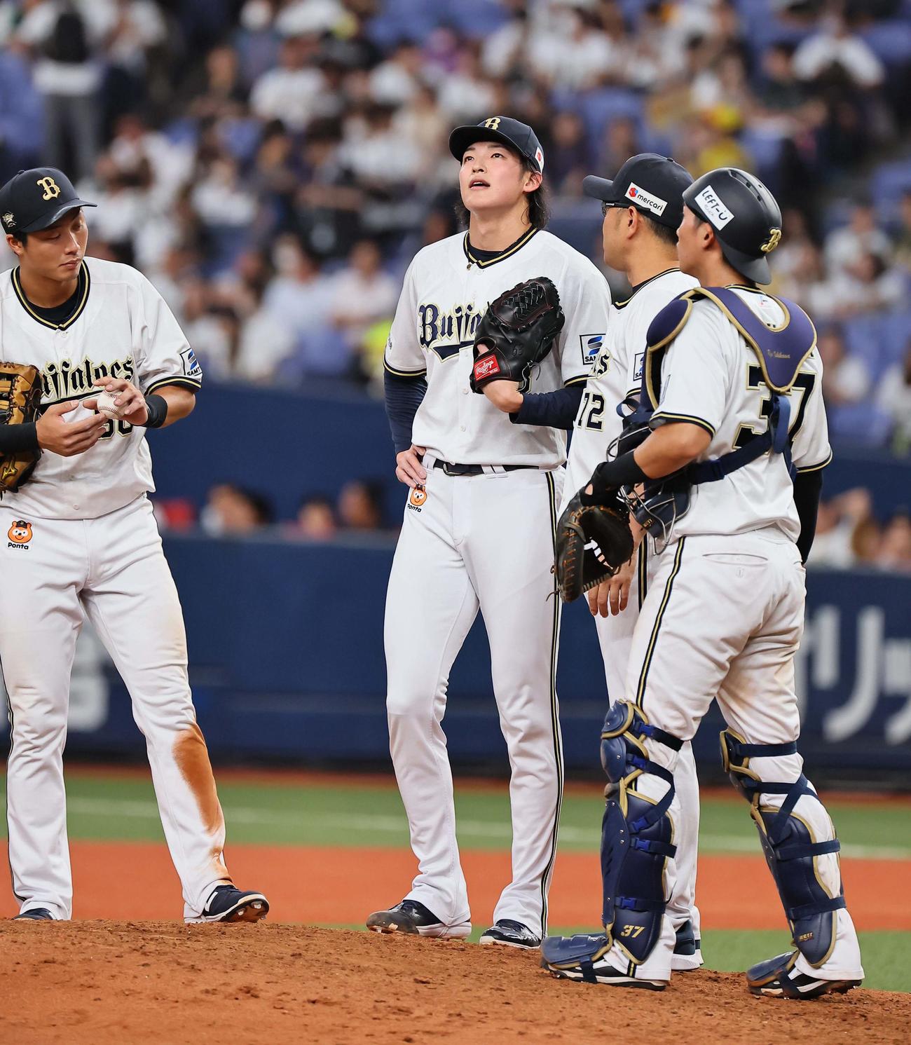 オリックス対西武　オリックス5番手の山崎颯（左から2人目）は9回途中5失点で降板する（撮影・上田博志）