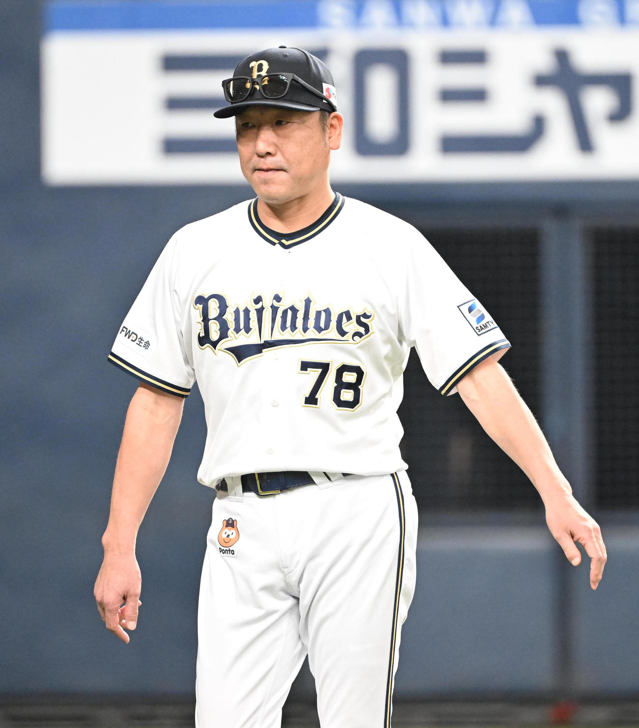 オリックス対西武　4回を終え斎藤の降板を告げるオリックス中嶋監督（撮影・和賀正仁）