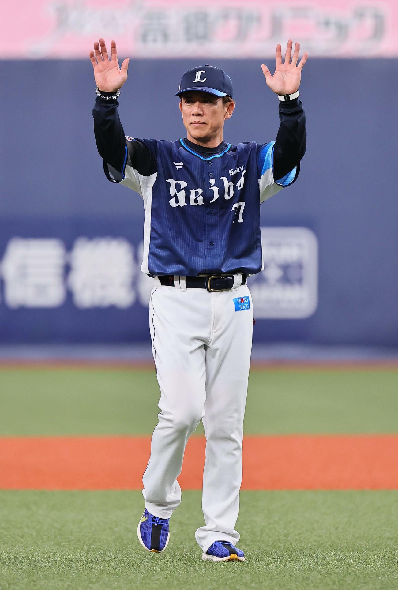 オリックス対西武　レギュラーシーズン京セラドーム大阪の最終戦を終えファンにあいさつをする松井監督（撮影・上田博志）