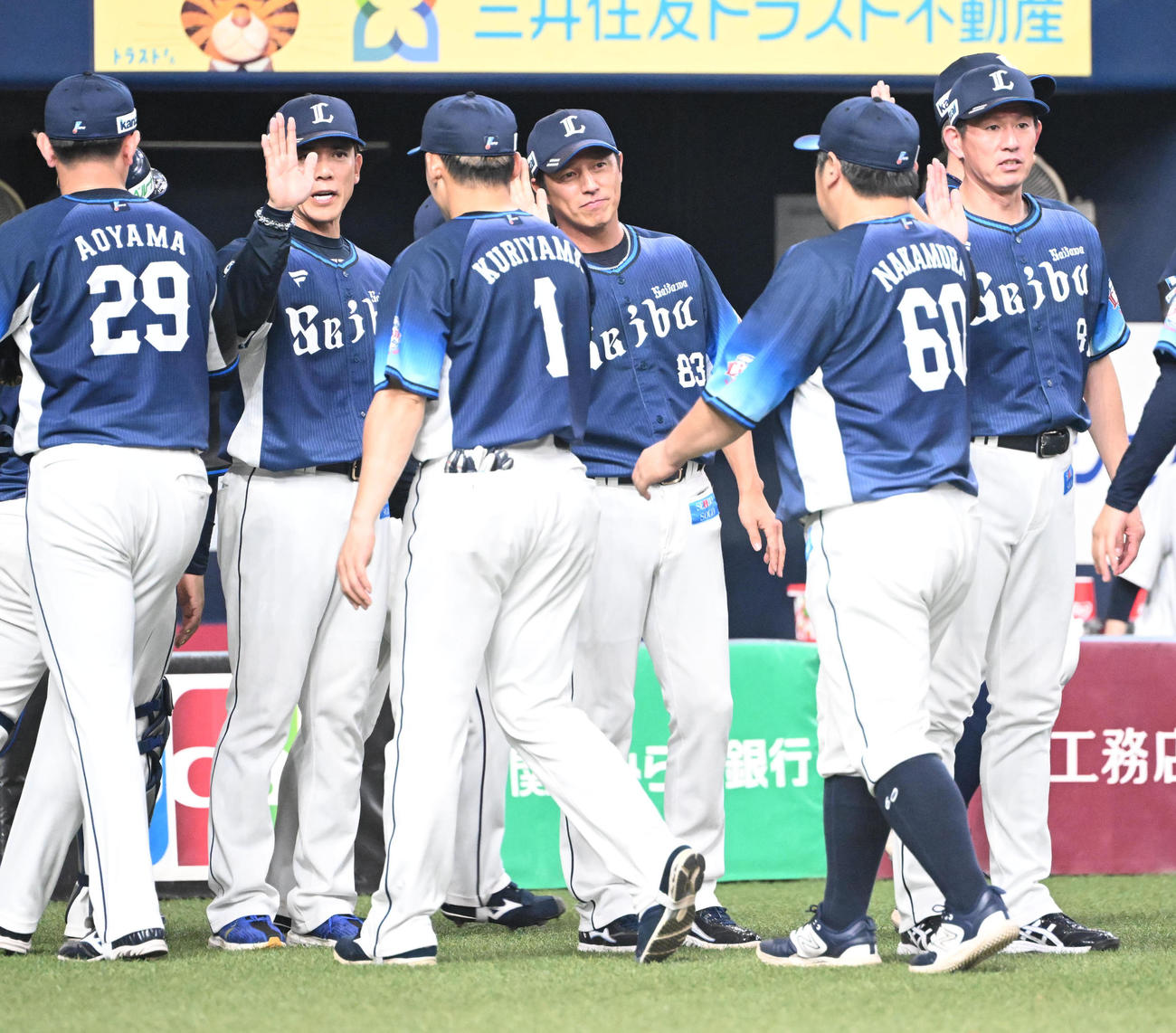 オリックス対西武　オリックスに勝利し栗山、中村らを迎える松井監督（左から2人目）（撮影・和賀正仁）