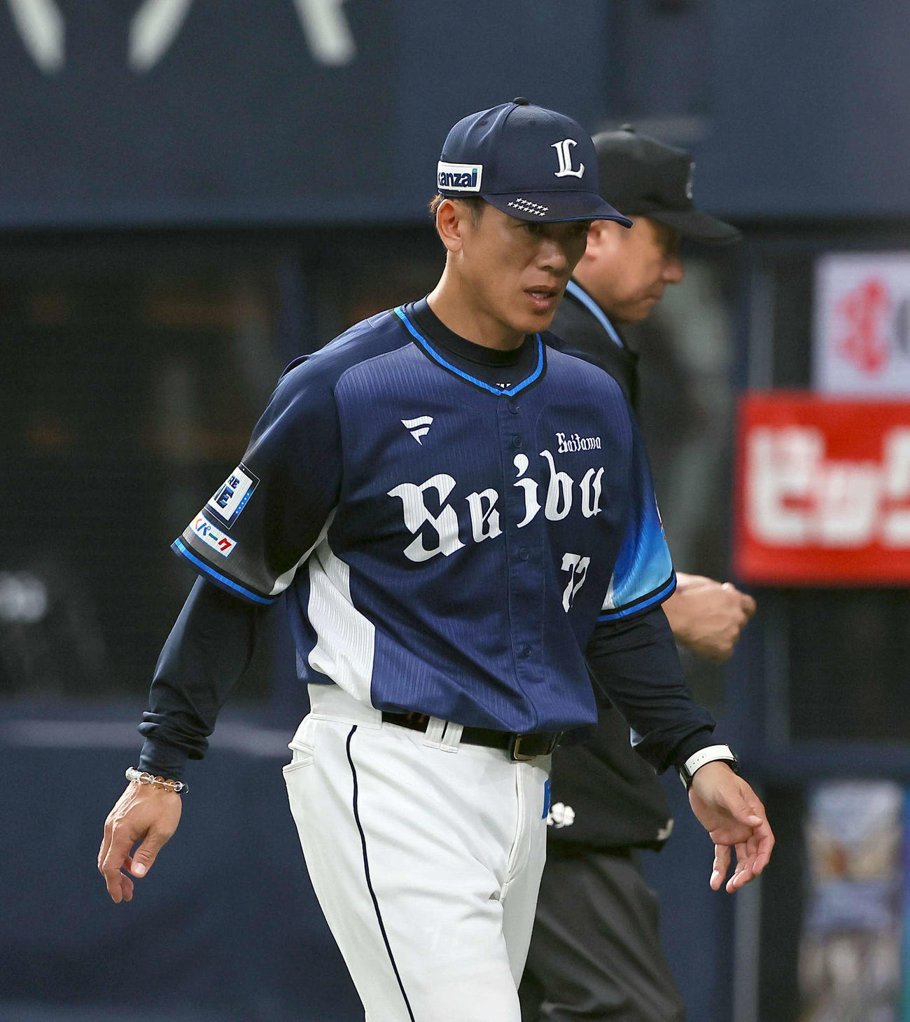 オリックス対西武　選手交代を告げる松井監督（撮影・上田博志）