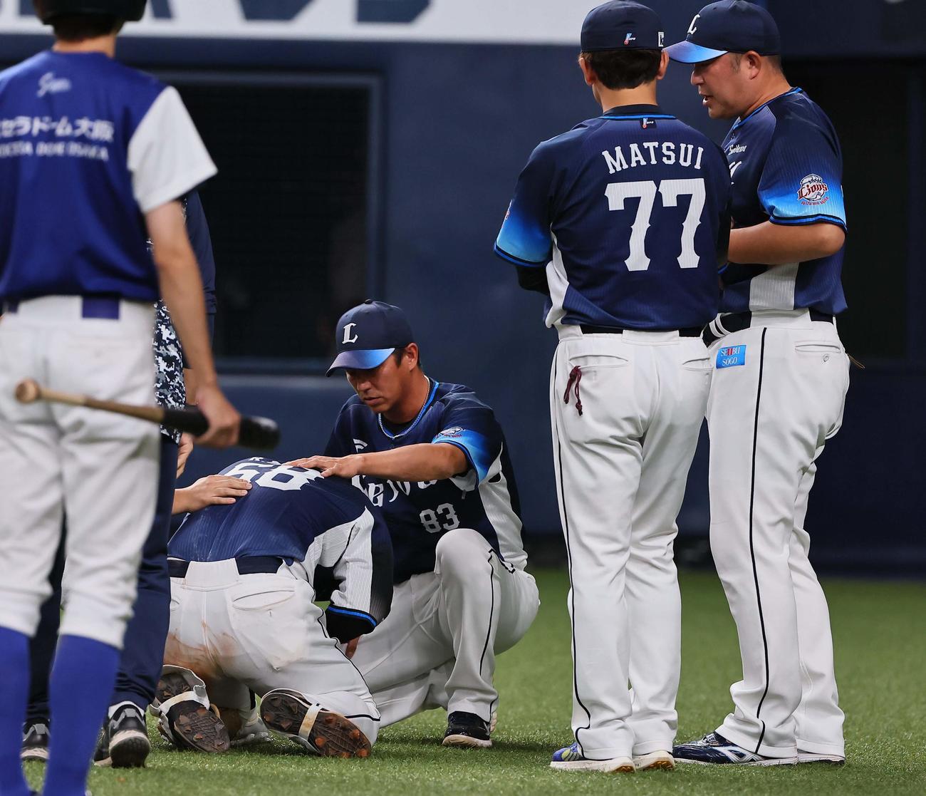 オリックス対西武　8回表西武無死一塁、松井監督（右から2人目）は死球を受けた佐藤龍を心配そうに見る（撮影・上田博志）