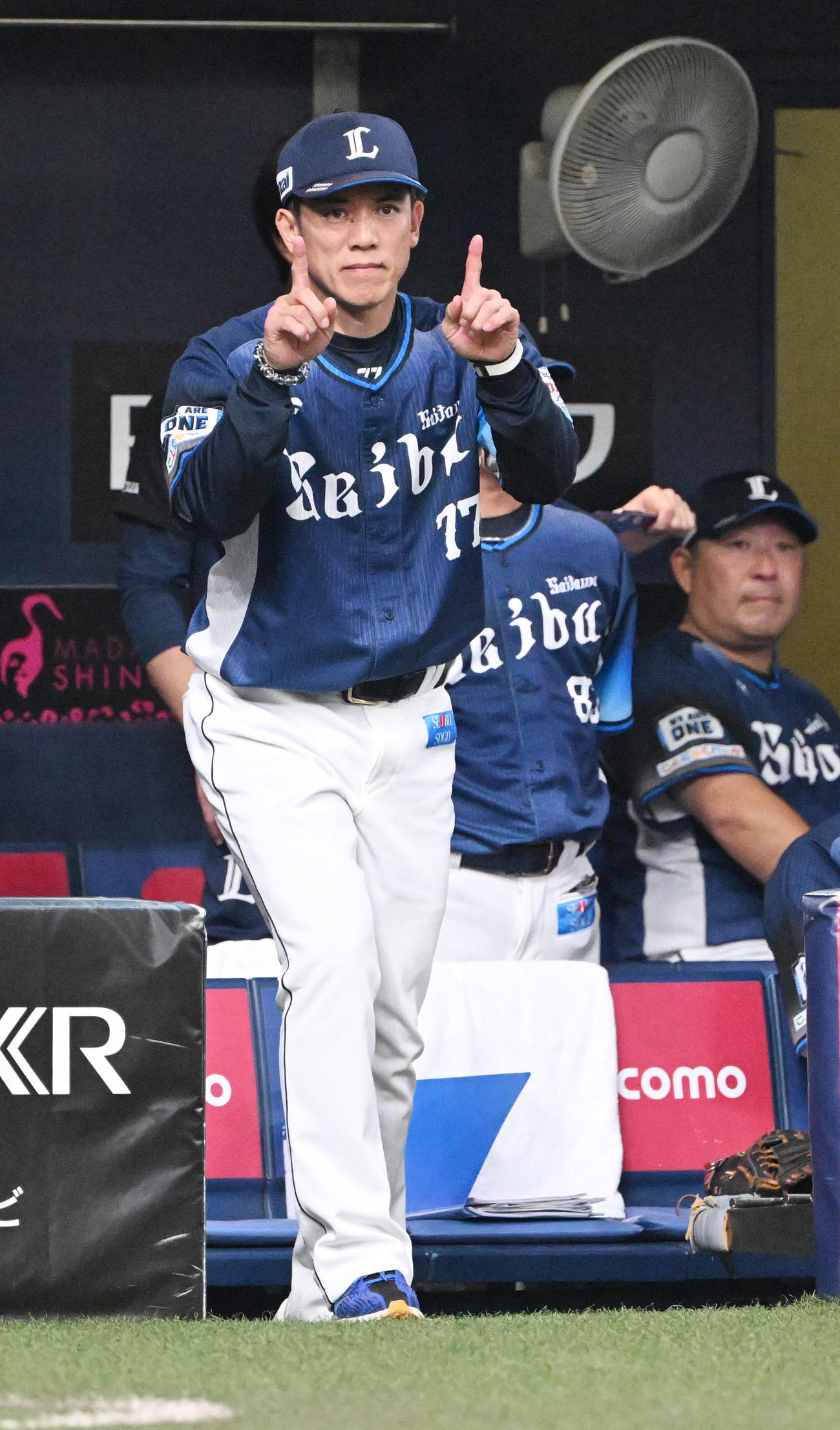 オリックス対西武　5回裏オリックス2死二塁、宜保の帰塁についてリクエストする松井監督（撮影・和賀正仁）