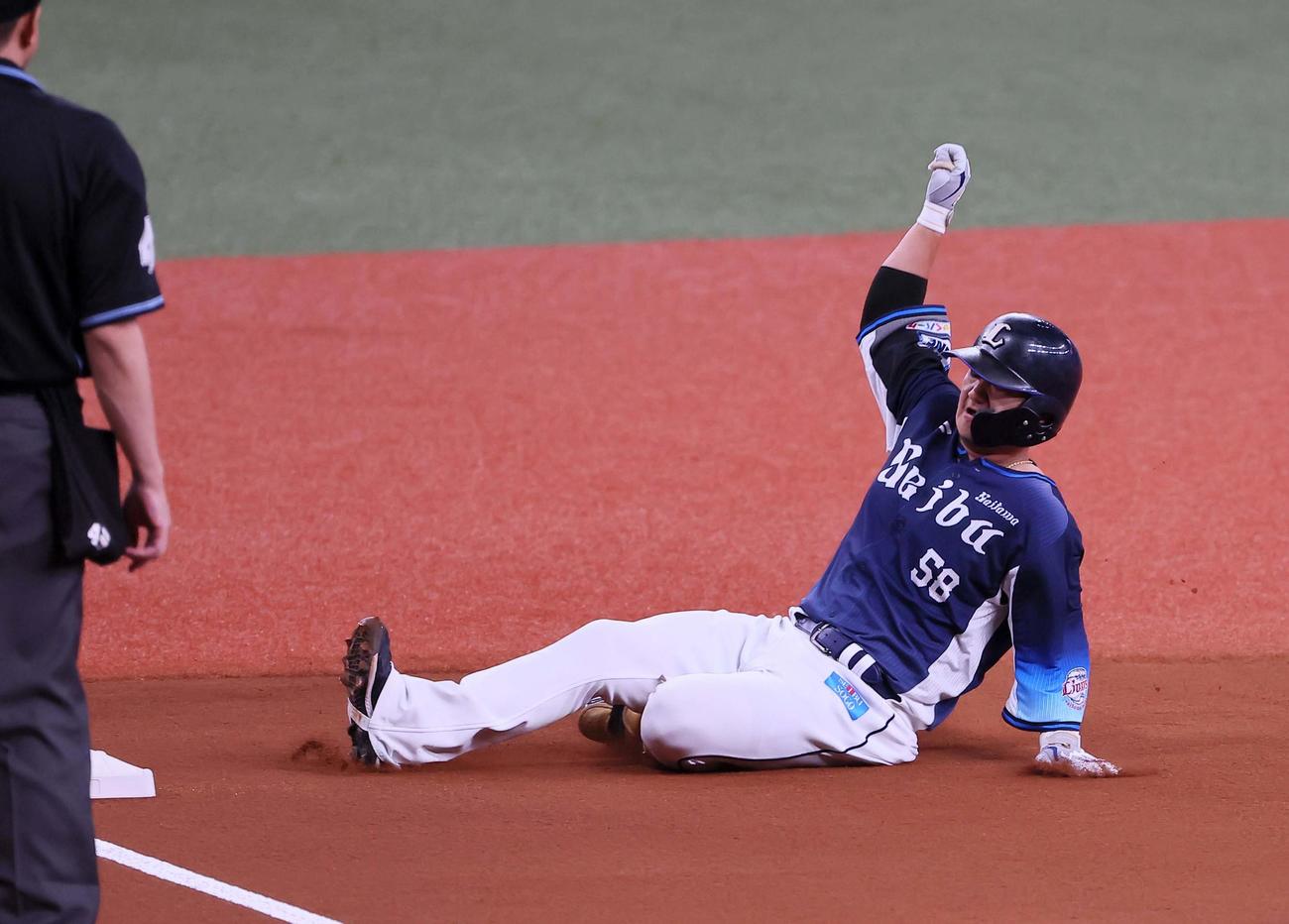 オリックス対西武　1回表西武2死、佐藤龍は三塁打を放つ（撮影・上田博志）