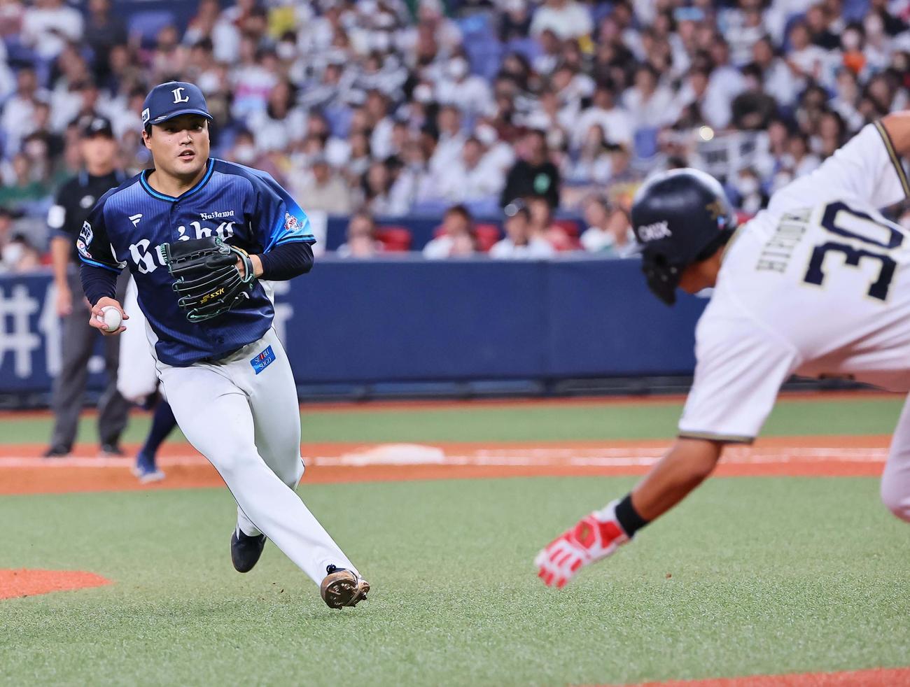 オリックス対西武　6回裏オリックス2死一、三塁、ホームスチールを狙う広岡（右）を三本間に挟む松本（撮影・上田博志）