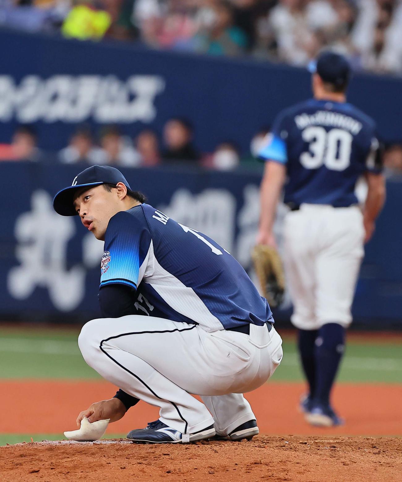 オリックス対西武　5回裏オリックス2死一、二塁、中川圭に同点適時打を浴びマウンドに座り込む松本（撮影・上田博志）