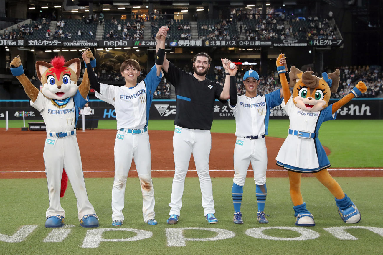 日本ハム対ロッテ　試合終了後、笑顔で記念撮影をする左から日本ハム清水、ポンセ、プロ初本塁打の細川（撮影・佐藤翔太）