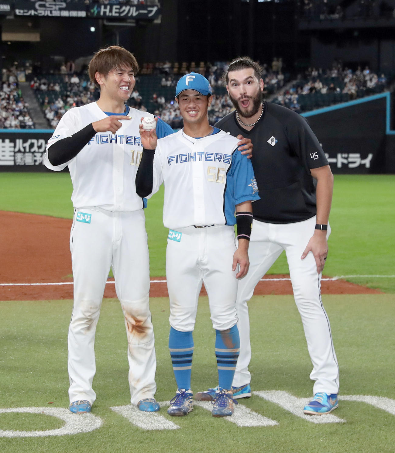 日本ハム対ロッテ　試合終了後、笑顔で記念撮影をする左から日本ハム清水、プロ初本塁打の細川、ポンセ（撮影・佐藤翔太）
