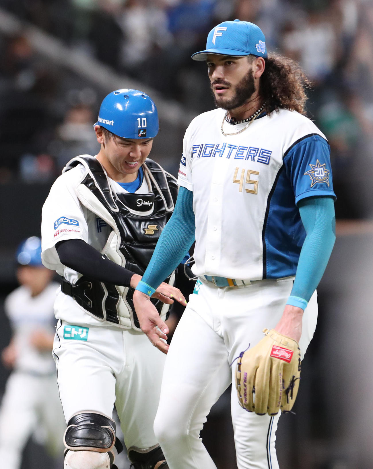 日本ハム対ロッテ　5回表を無失点に抑えタッチをする清水（左）とポンセ（撮影・佐藤翔太）