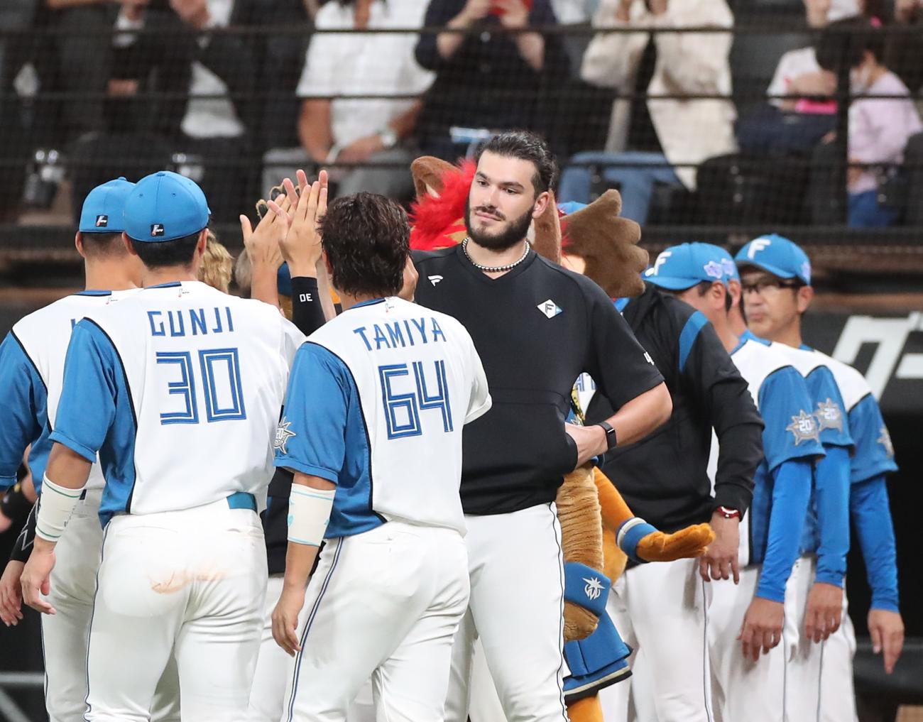 日本ハム対ロッテ　試合後、ナインを出迎えるポンセ（撮影・黒川智章）