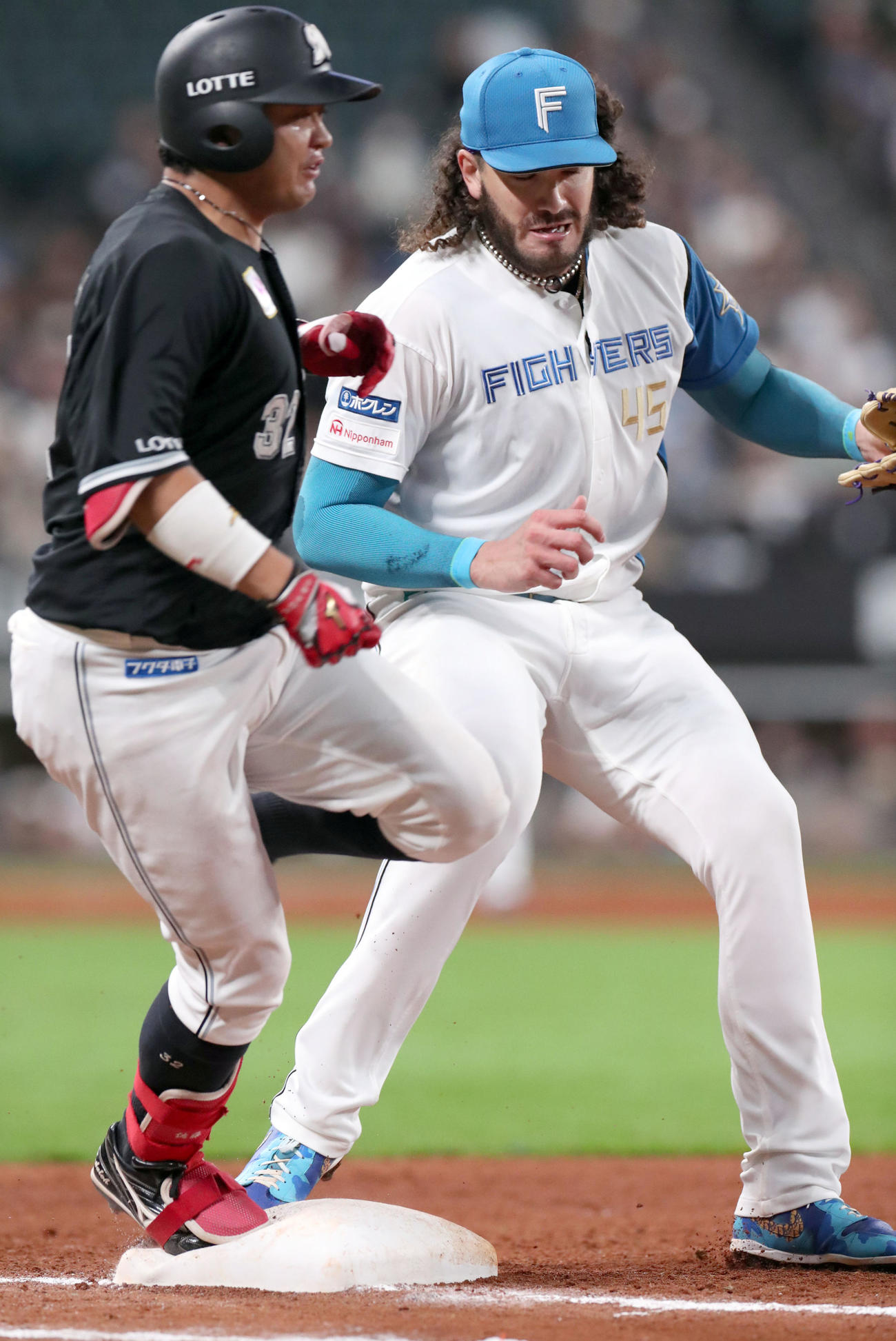 日本ハム対ロッテ　7回表ロッテ1死二塁、佐藤と一ゴロに仕留めるポンセ（撮影・佐藤翔太）