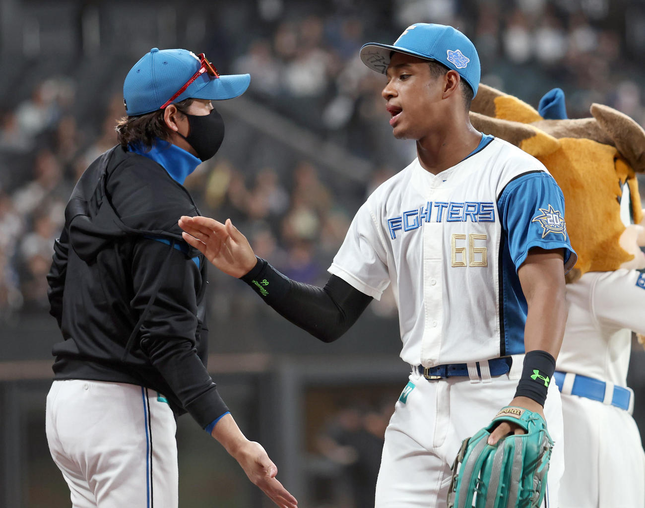 日本ハム対ロッテ　試合終了後、日本ハム新庄監督（左）は万波を出迎える（撮影・佐藤翔太）