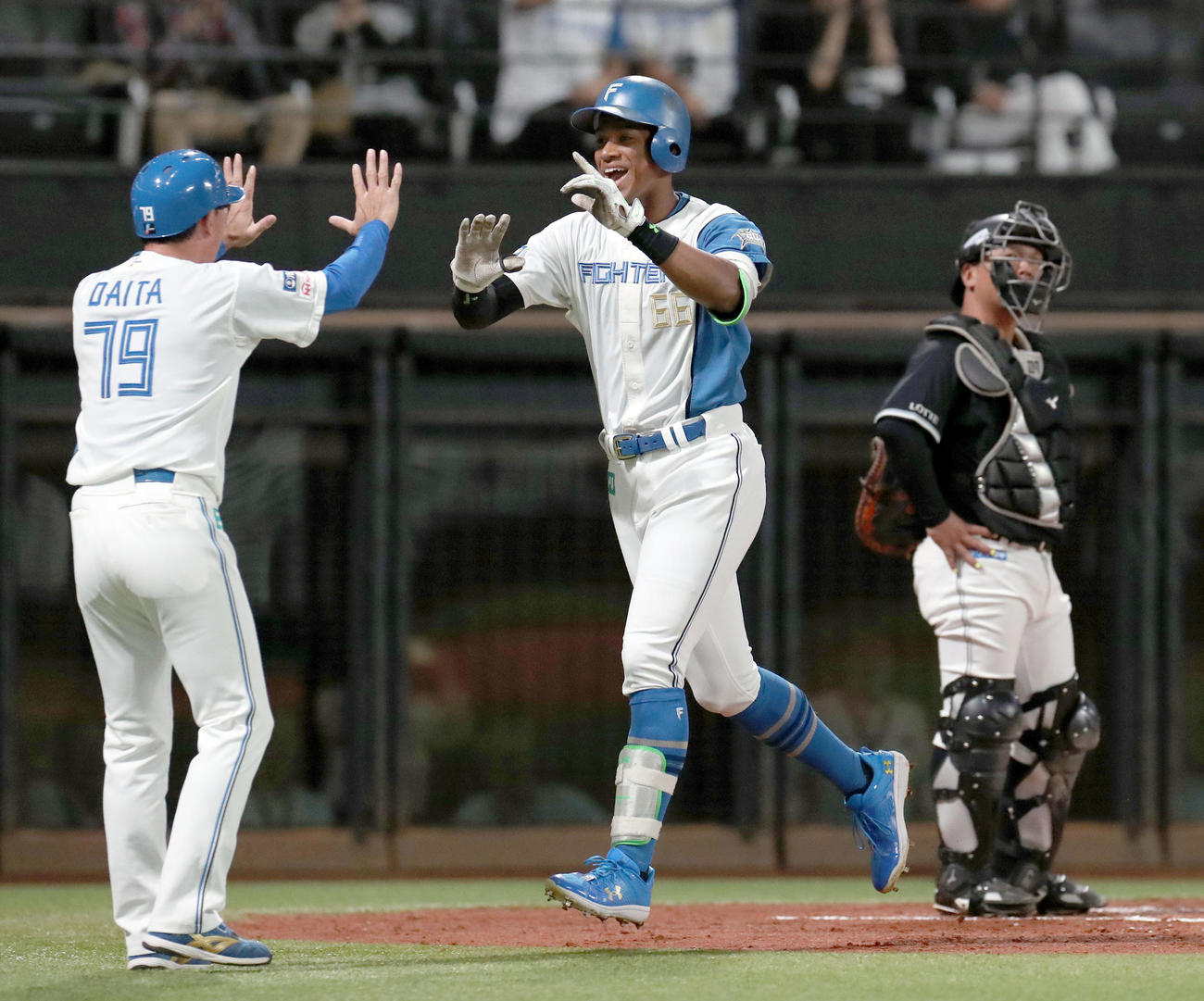 日本ハム対ロッテ　1回裏日本ハム無死、万波は先頭打者本塁打を放ち代田コーチと喜び合う（撮影・佐藤翔太）