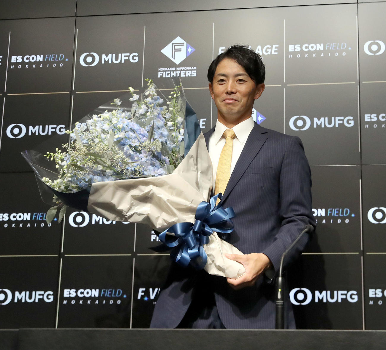 日本ハム対ロッテ　引退会見で花束を手に撮影に応じる日本ハム谷内（撮影・佐藤翔太）