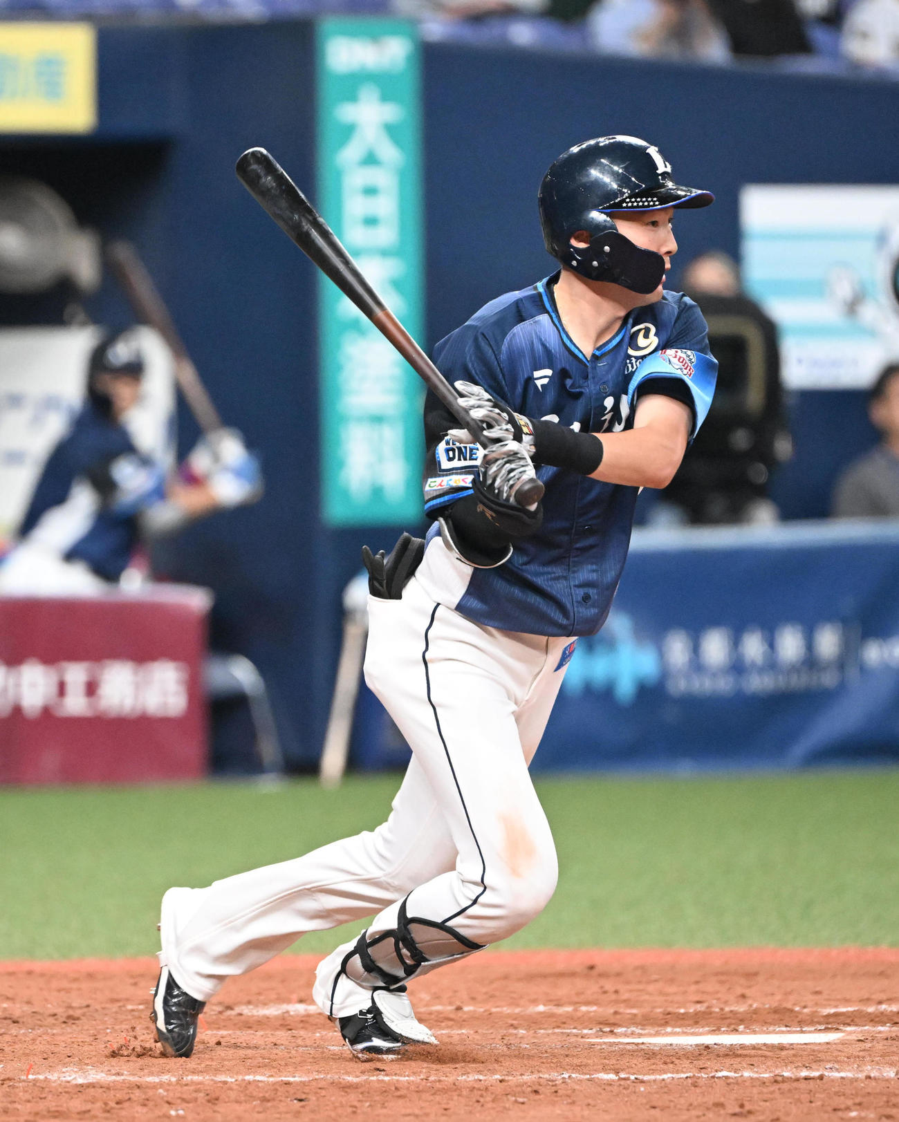 オリックス対西武　9回表西武1死一、三塁、右前適時打を放つ源田（撮影・和賀正仁）