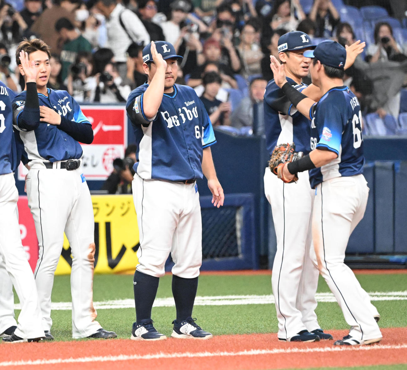 オリックス対西武　オリックスに勝利しナインを迎える中村（中央）（撮影・和賀正仁）