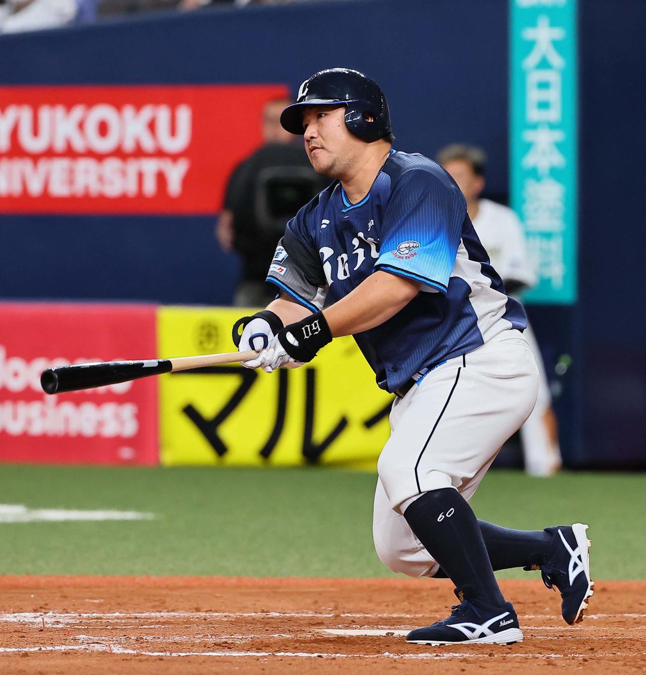 オリックス対西武　9回表西武1死一、三塁、代打中村は左前に勝ち越し適時打を放つ（撮影・上田博志）