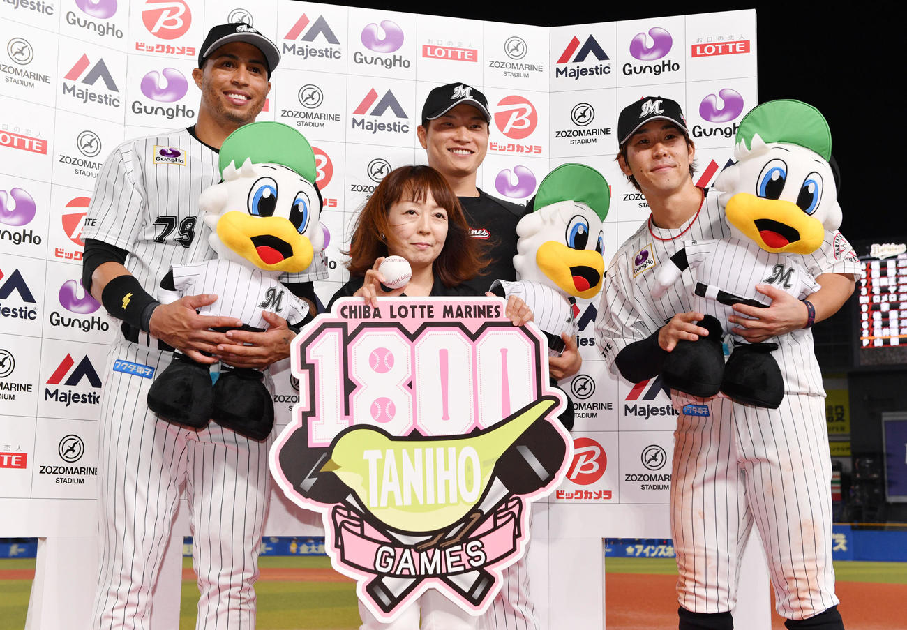 2019年7月30日、ロッテ対オリックス　試合後、お立ち台で1800試合のアナウンスを務めた谷保さん（手前）と記念撮影する、後列左からマーティン、岩下、鈴木
