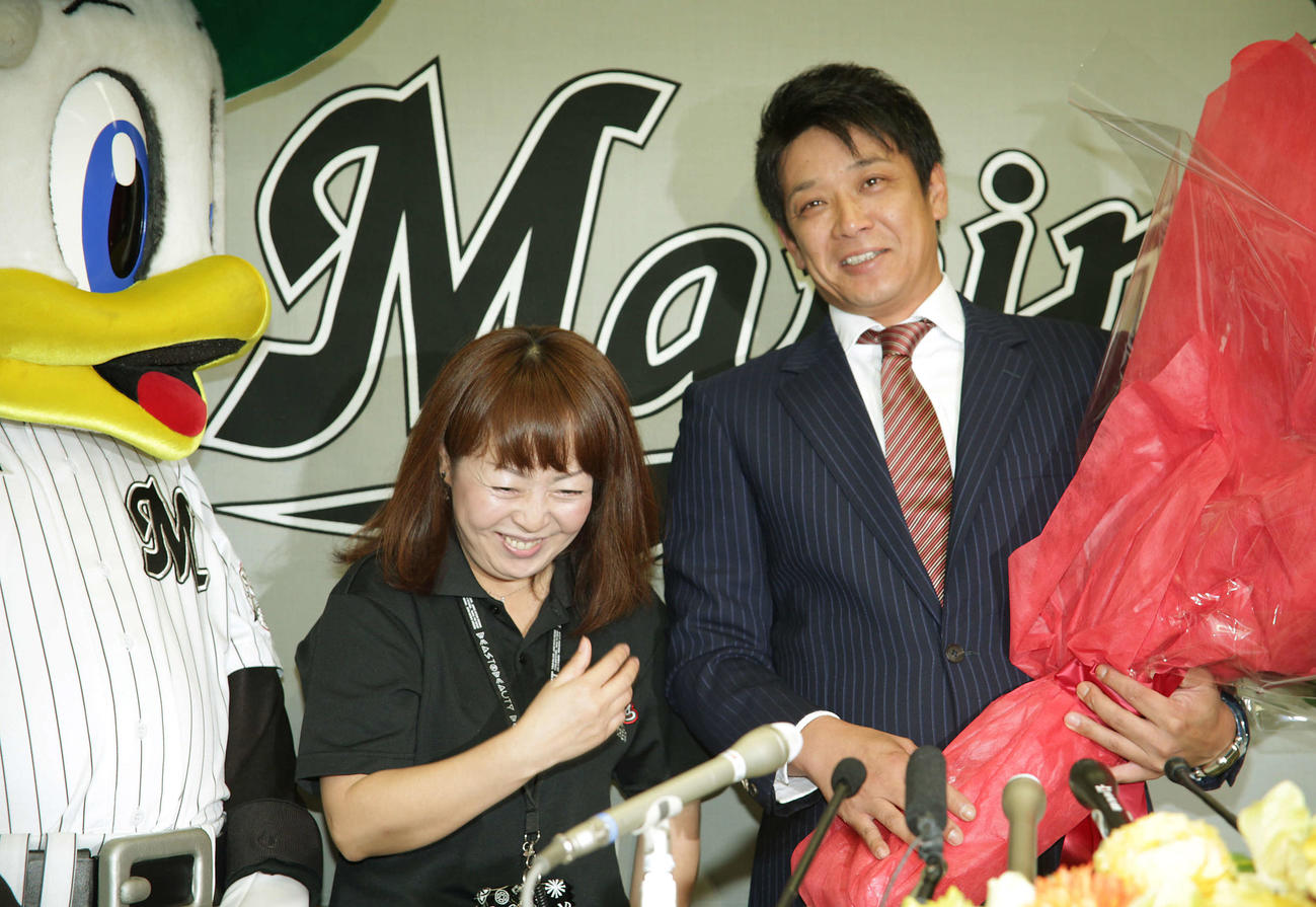 2016年9月1日、谷保さんは縁の深いサブローの引退会見で花束を手渡した