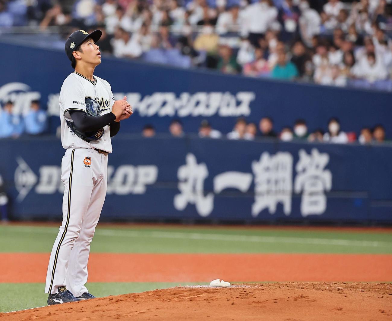 オリックス対西武　マウンドで深呼吸をする斎藤（撮影・上田博志）