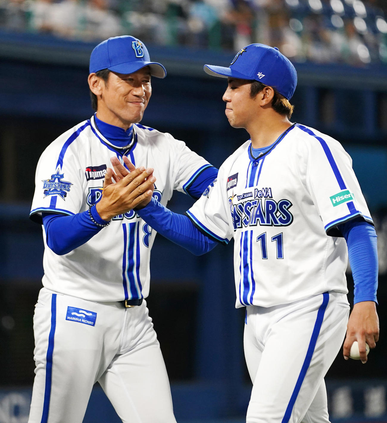 DeNA対巨人　試合を終えDeNA三浦監督（左）とタッチを交わす東（撮影・横山健太）