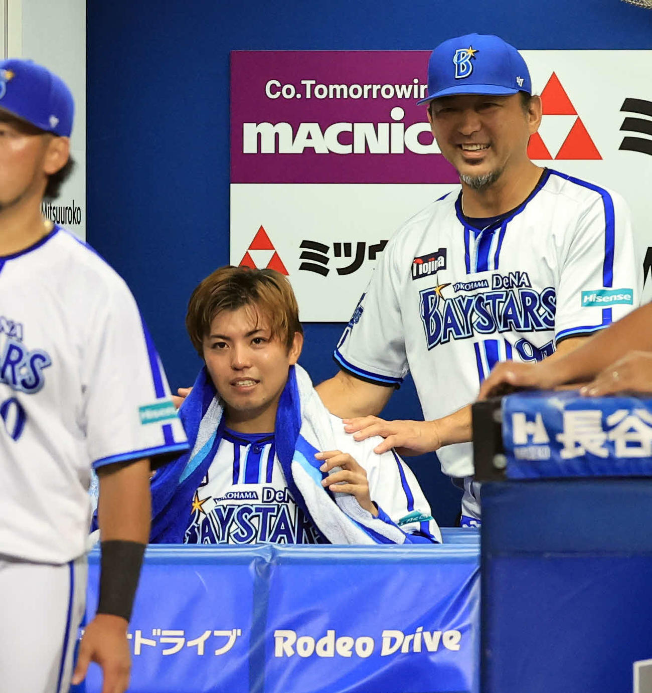DeNA対巨人　8回表巨人の攻撃を抑えた東（左）は斎藤投手コーチから肩をもまれ笑顔（撮影・浅見桂子）