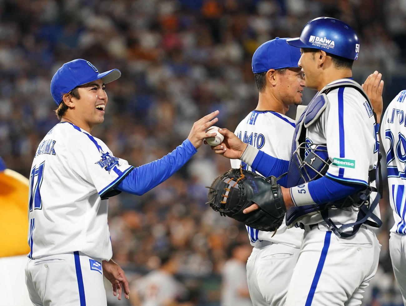 DeNA対巨人　試合を終えDeNA山本（右）からウイニングボールを受け取る東（撮影・横山健太）