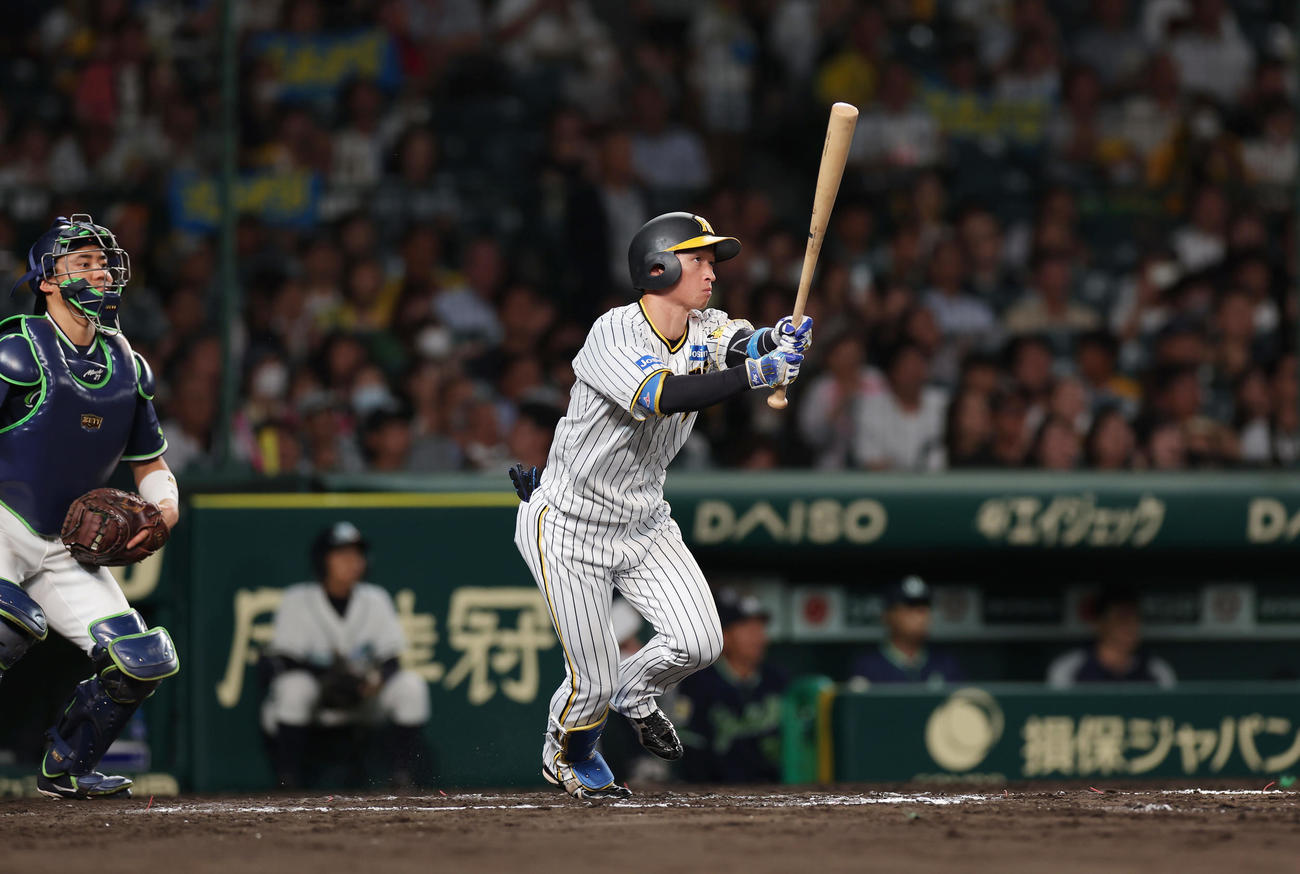 阪神対ヤクルト　7回裏阪神1死一塁、右飛に倒れる代打近本（撮影・前田充）