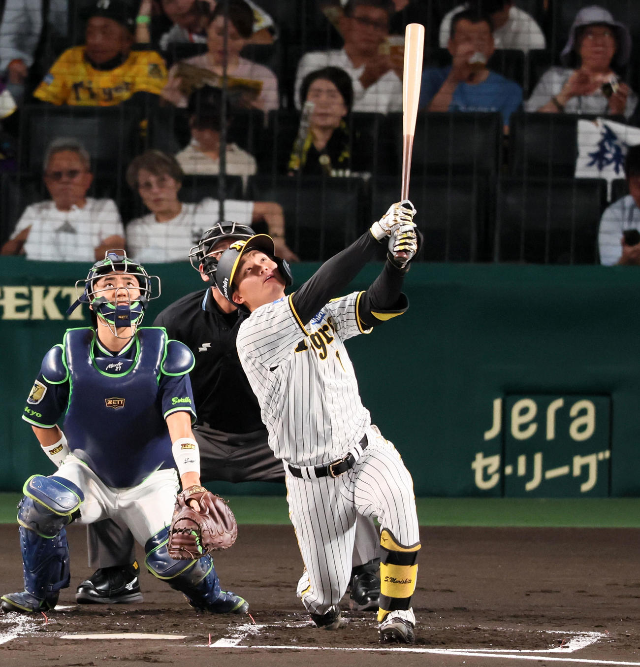 阪神対ヤクルト　1回裏阪神無死、森下は遊飛を打ち上げる（撮影・加藤哉）