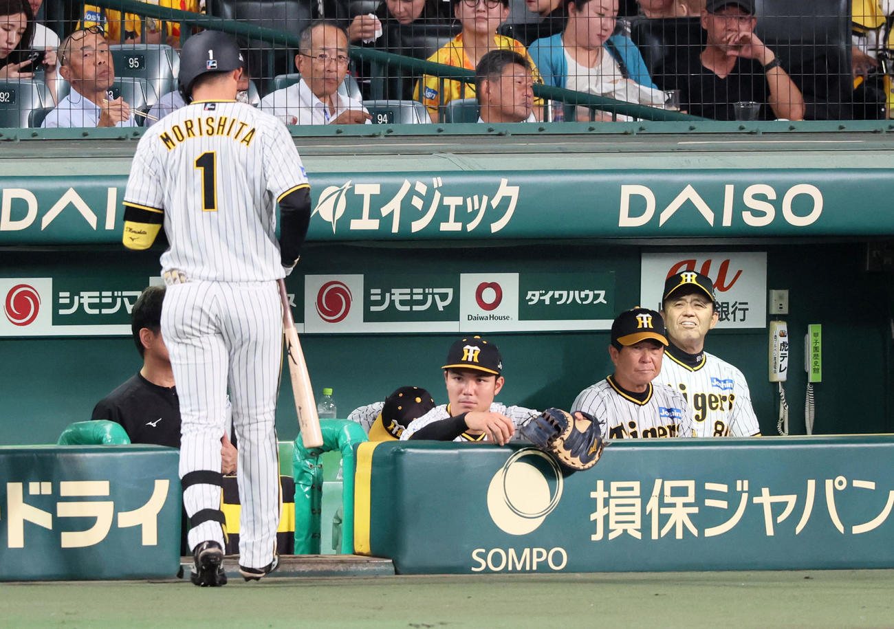 阪神対ヤクルト　1回裏阪神無死、遊飛を打ち上げた森下の打撃映像が流れるスコアボードを見る岡田監督（撮影・加藤哉）