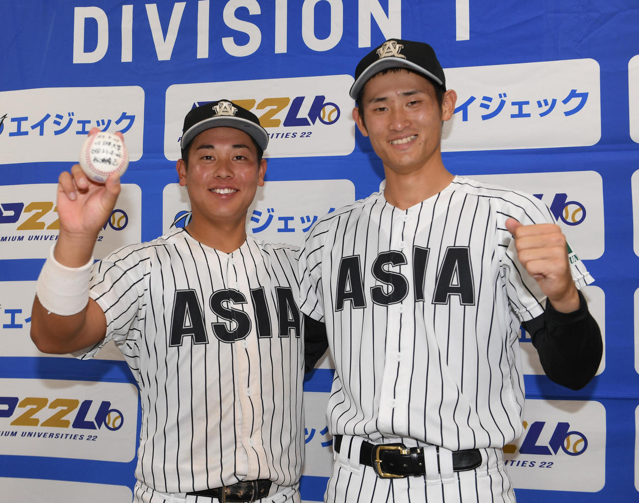 勝利した本塁打の亜大・松浦（左）と勝利投手の草加はガッツポーズする（撮影・柴田隆二）