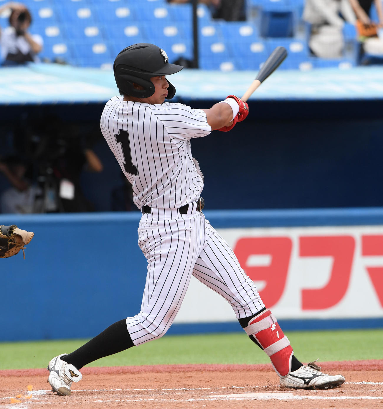 日大対亜大　6回裏亜大2死二塁、松浦は左越えに本塁打を放つ（撮影・柴田隆二）