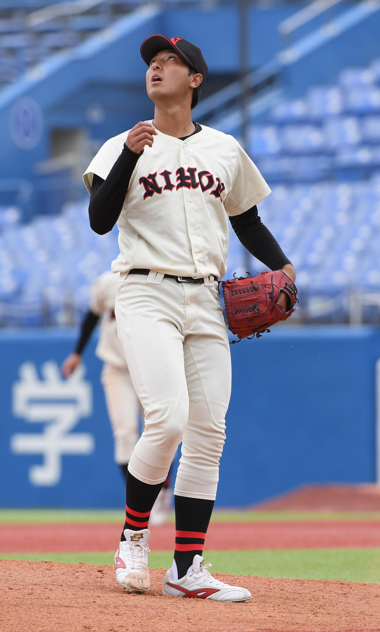 日大対亜大　5回裏亜大無死、日大・市川は公文に左越えに本塁打を浴びる（撮影・柴田隆二）