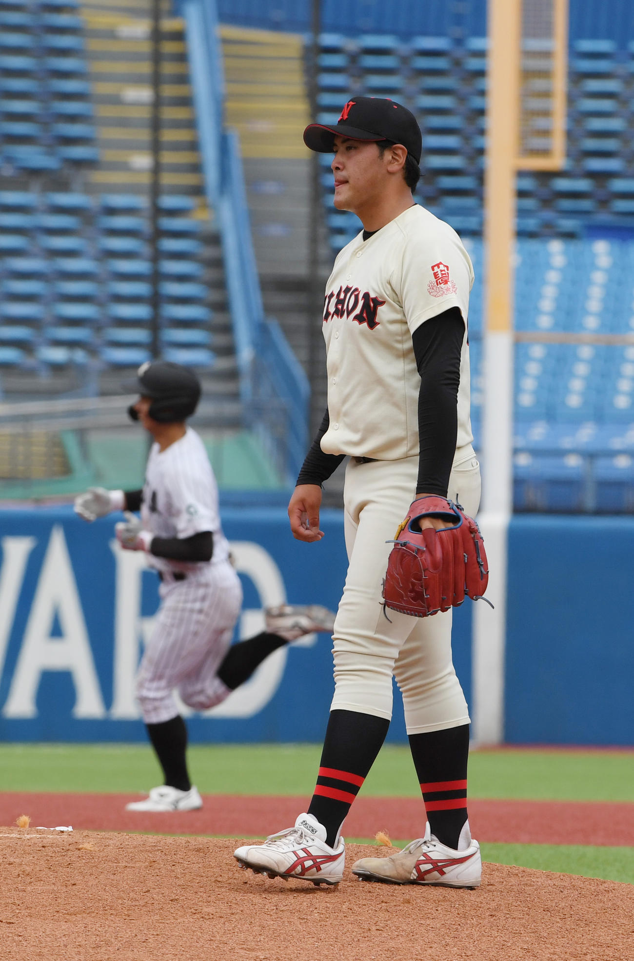 日大対亜大　7回裏亜大2死一塁、日大・江川は小山に右越えに本塁打を浴びる（撮影・柴田隆二）