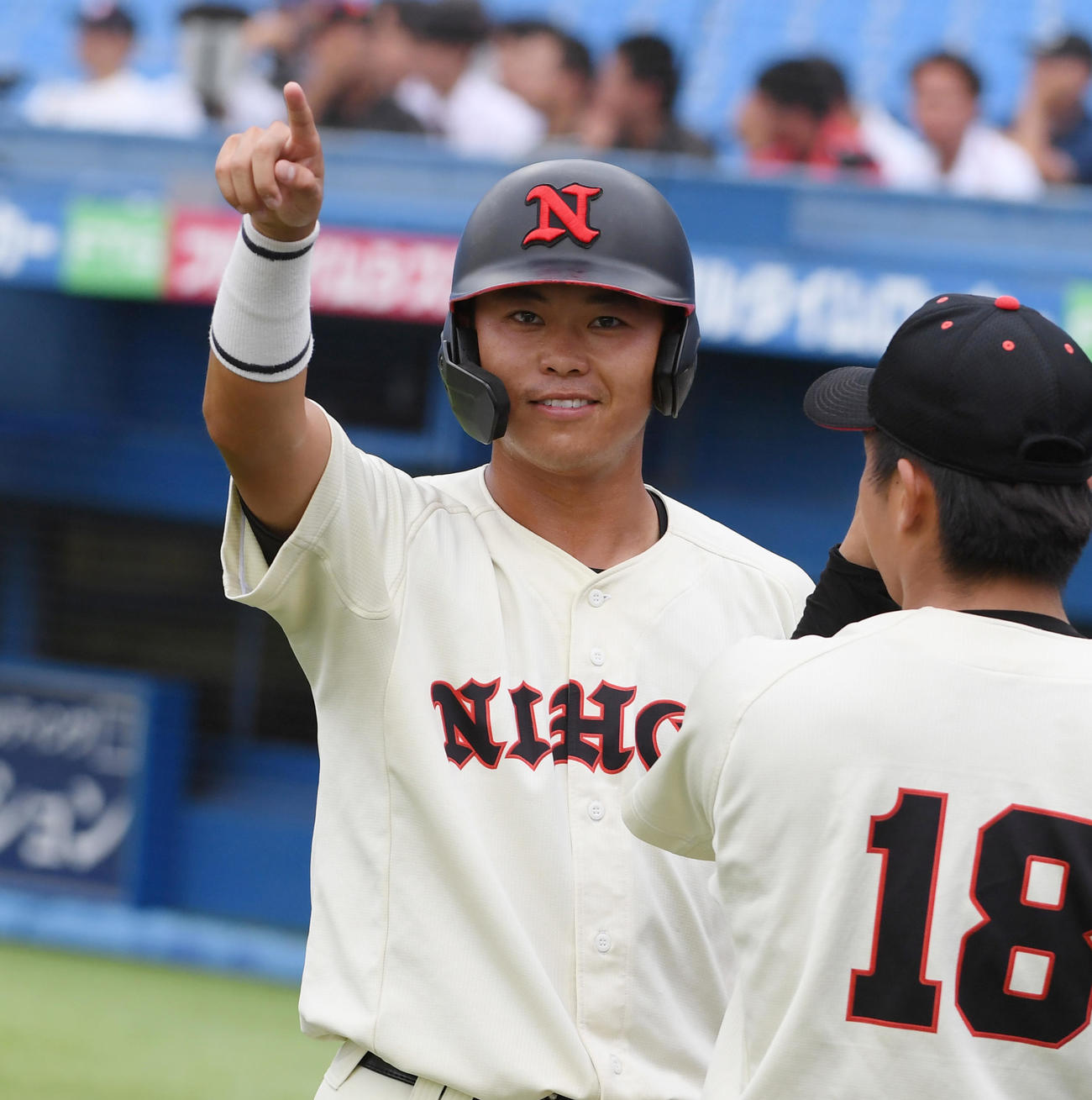 日大対亜大　1回表日大2死二塁、友田の右翼線適時二塁打で生還した二塁走者林（撮影・柴田隆二）