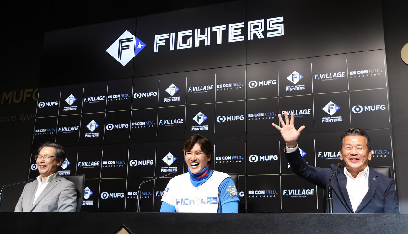 日本ハム対ロッテ　試合前、会見に臨む左から日本ハム井川取締役オーナー、新庄監督、小村代表取締役社長兼オーナー代行（撮影・佐藤翔太）