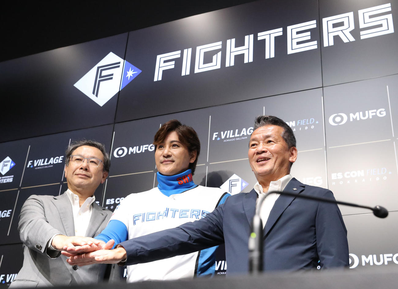 日本ハム対ロッテ　試合前、続投を表明し撮影に応じる左から日本ハム井川取締役オーナー、新庄監督、小村代表取締役社長兼オーナー代行（撮影・佐藤翔太）