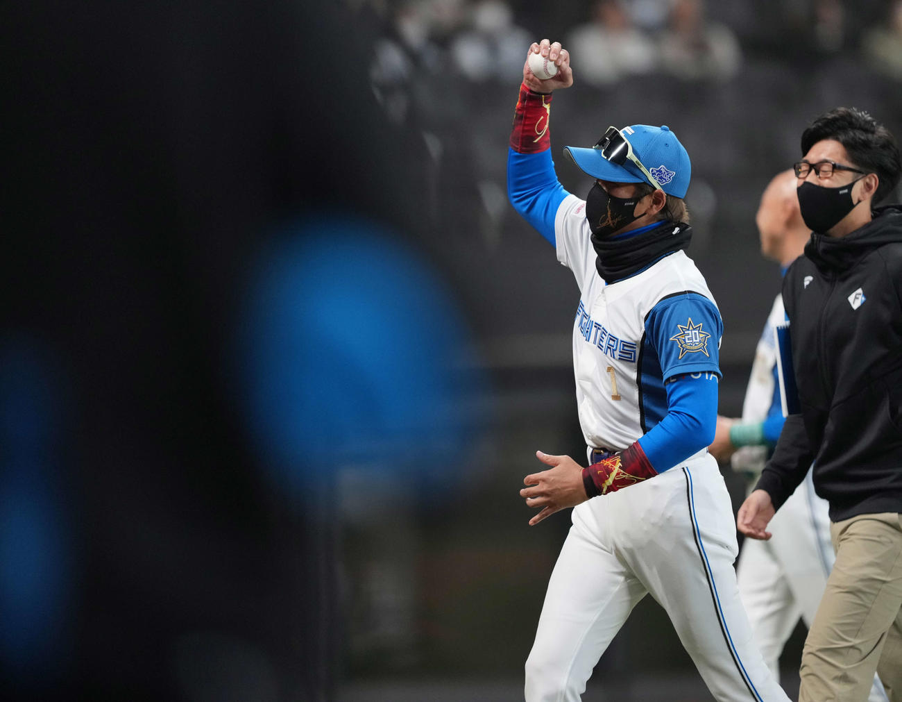 日本ハム対楽天　ウイニングボールを掲げる日本ハム新庄監督（2023年4月1日撮影）