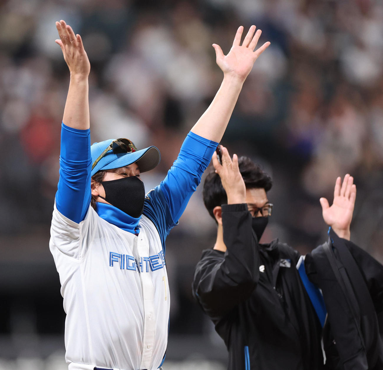 日本ハム対オリックス　試合終了後、笑顔でバンザイをする日本ハム新庄監督（2023年9月1日撮影）