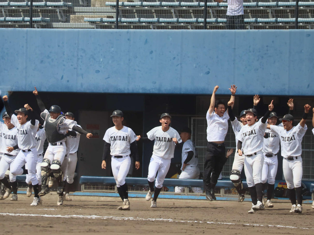 大体大対大阪電通大　延長10回裏、4番壹岐有翔内野手のサヨナラ犠飛でベンチを飛び出す大体大ナイン（撮影・村松万里子）