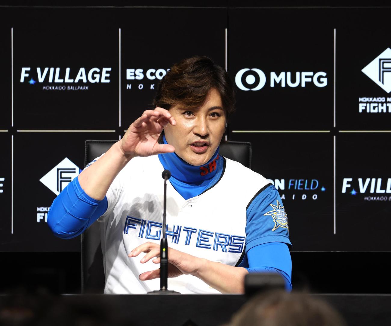 監督続投会見で来季目標を話す日本ハム新庄監督（撮影・黒川智章）