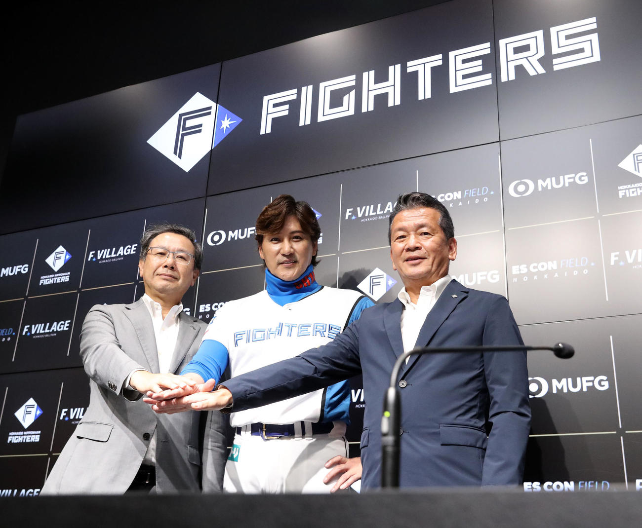 日本ハム対ロッテ　試合前、続投を表明し撮影に応じる左から日本ハム井川取締役オーナー、新庄監督、小村代表取締役社長兼オーナー代行（撮影・佐藤翔太）
