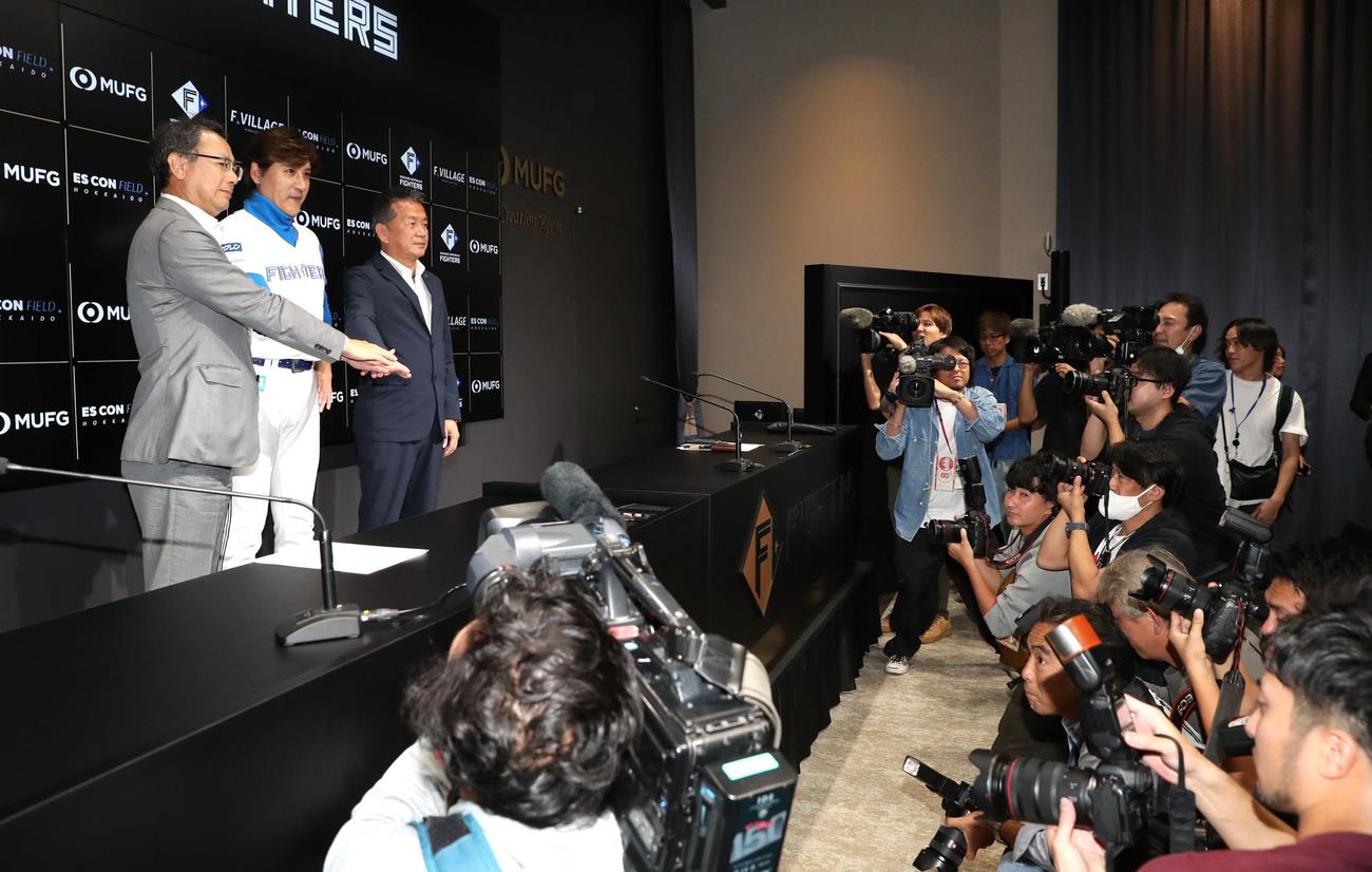 監督続投会見で意気込む日本ハム新庄監督（左から2人目）（撮影・黒川智章）