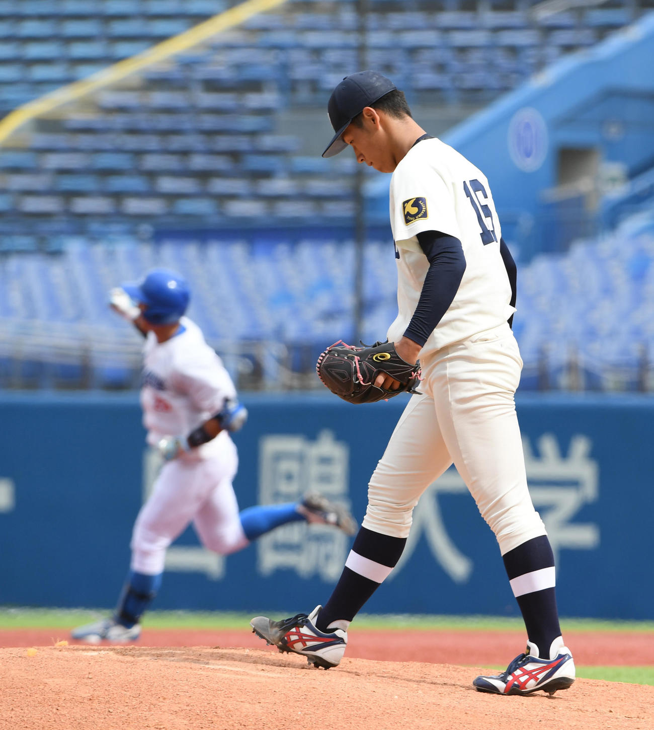 青学大対東洋大　5回表青学大1死、岩崎は中野に左越えに本塁打を浴びる（撮影・柴田隆二）