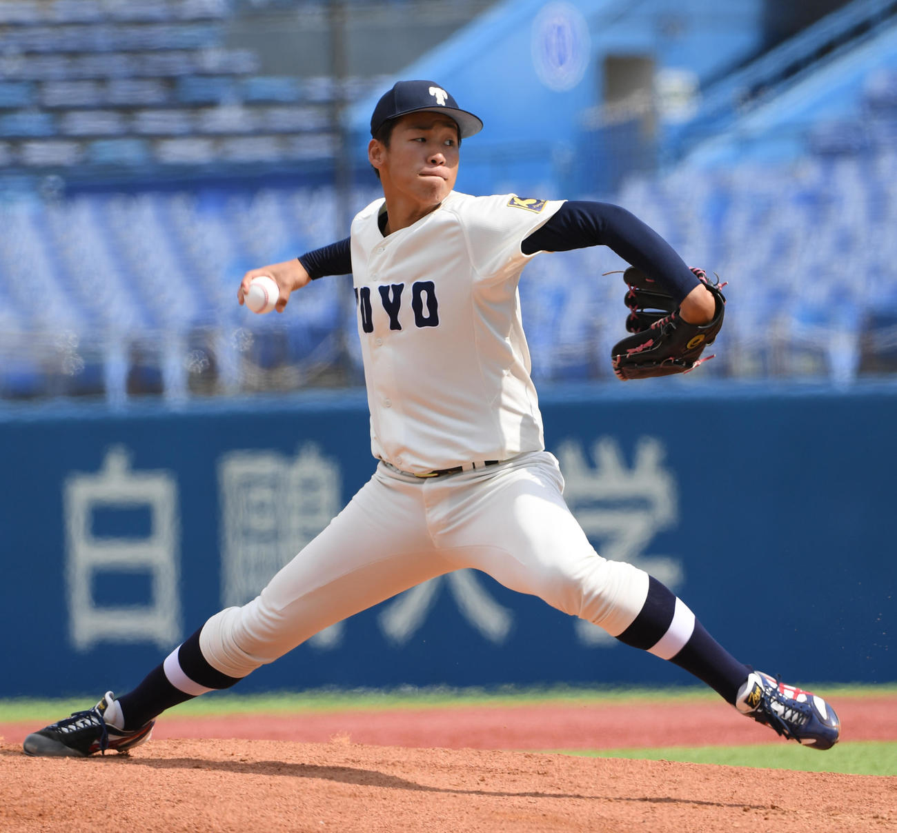 青学大対東洋大　先発した東洋大・岩崎（撮影・柴田隆二）