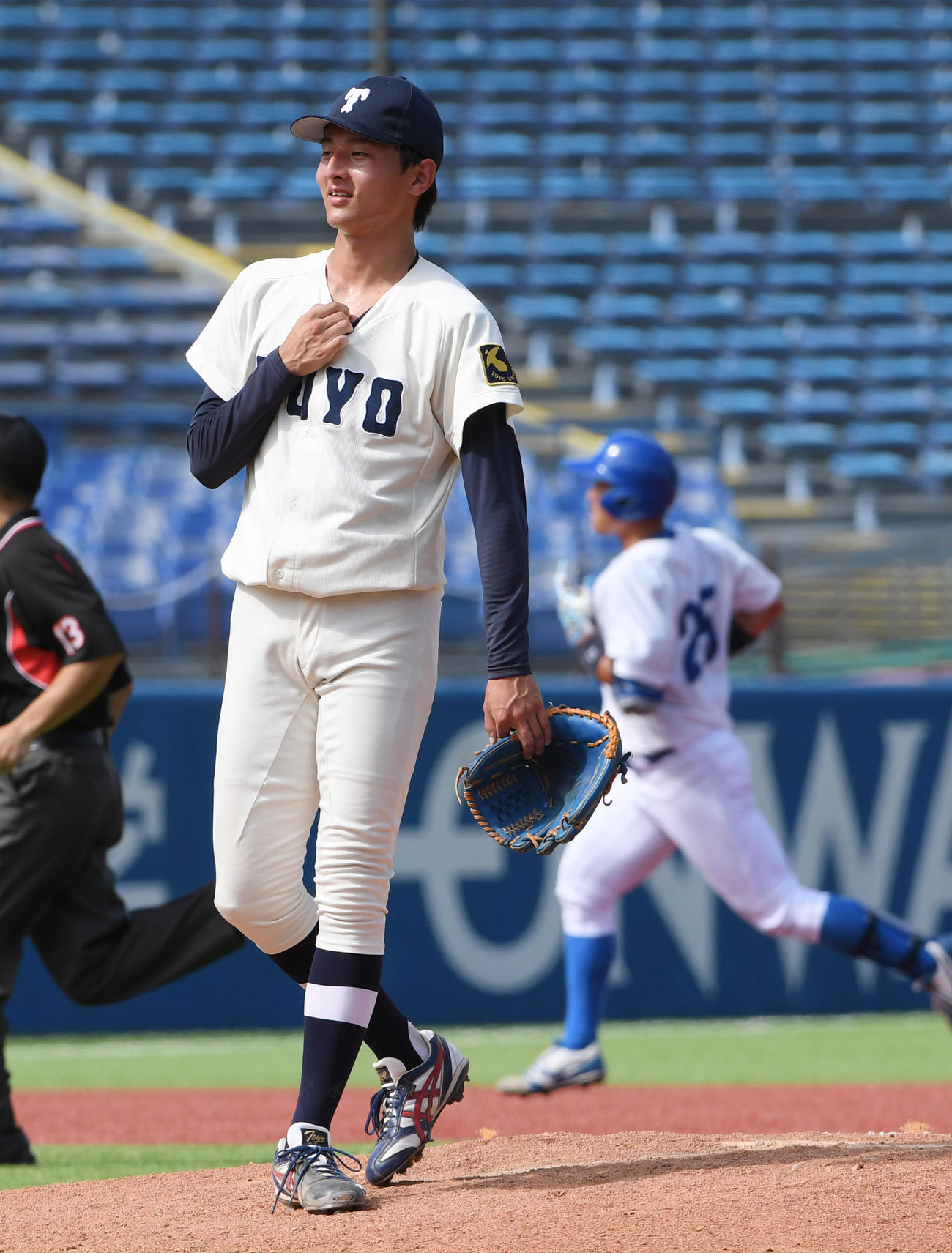 青学大対東洋大　7回表青学大1死、石上祐は中野に左越えに本塁打を浴びる（撮影・柴田隆二）