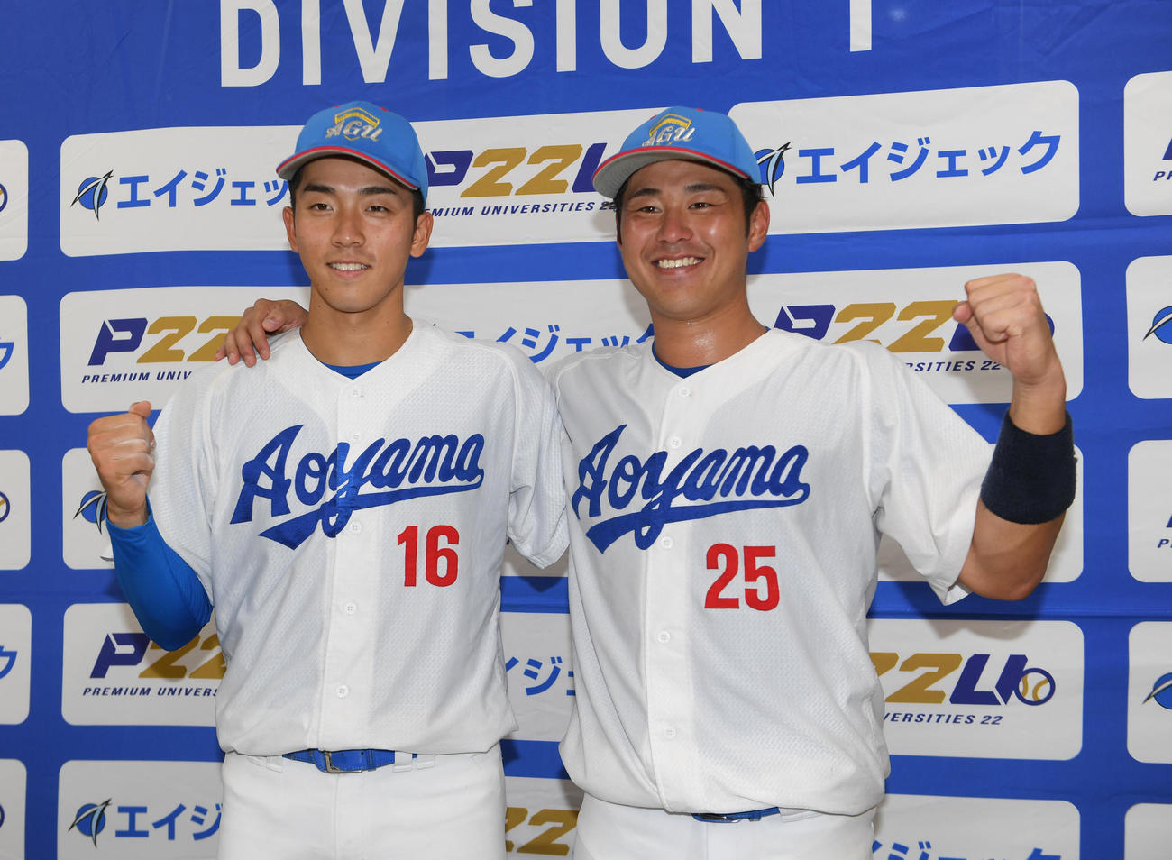 青学大対東洋大　完封勝利を挙げた青学大・常広（左）と2連発の中野はガッツポーズする（撮影・柴田隆二）