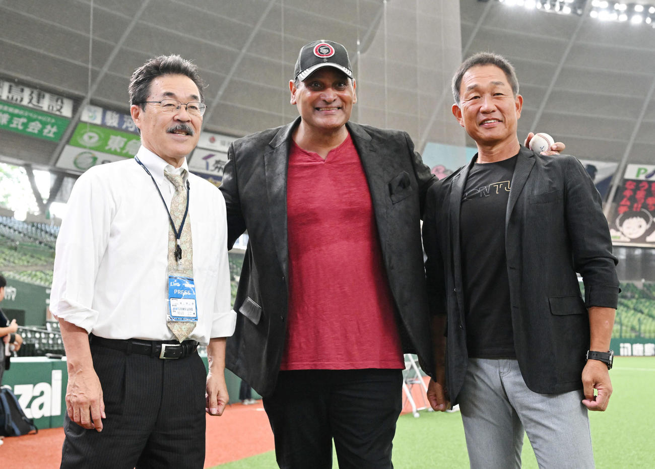 西武対楽天　試合前練習を視察したデストラーデ氏（中央）は松沼博氏（左）、辻氏と記念撮影する（撮影・滝沢徹郎）