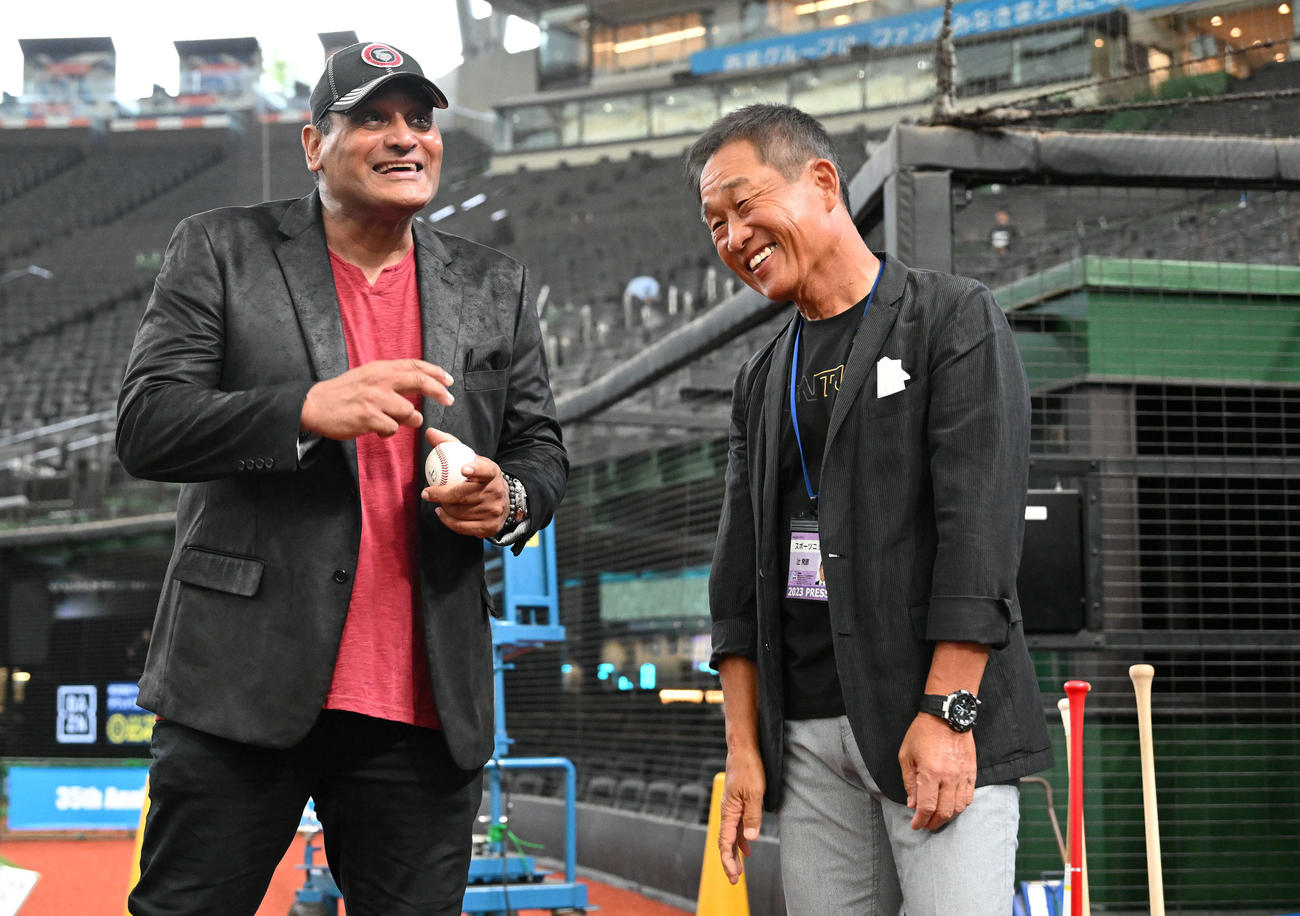 西武対楽天　試合前練習を視察するデストラーデ氏（左）は辻氏と談笑する（撮影・滝沢徹郎）